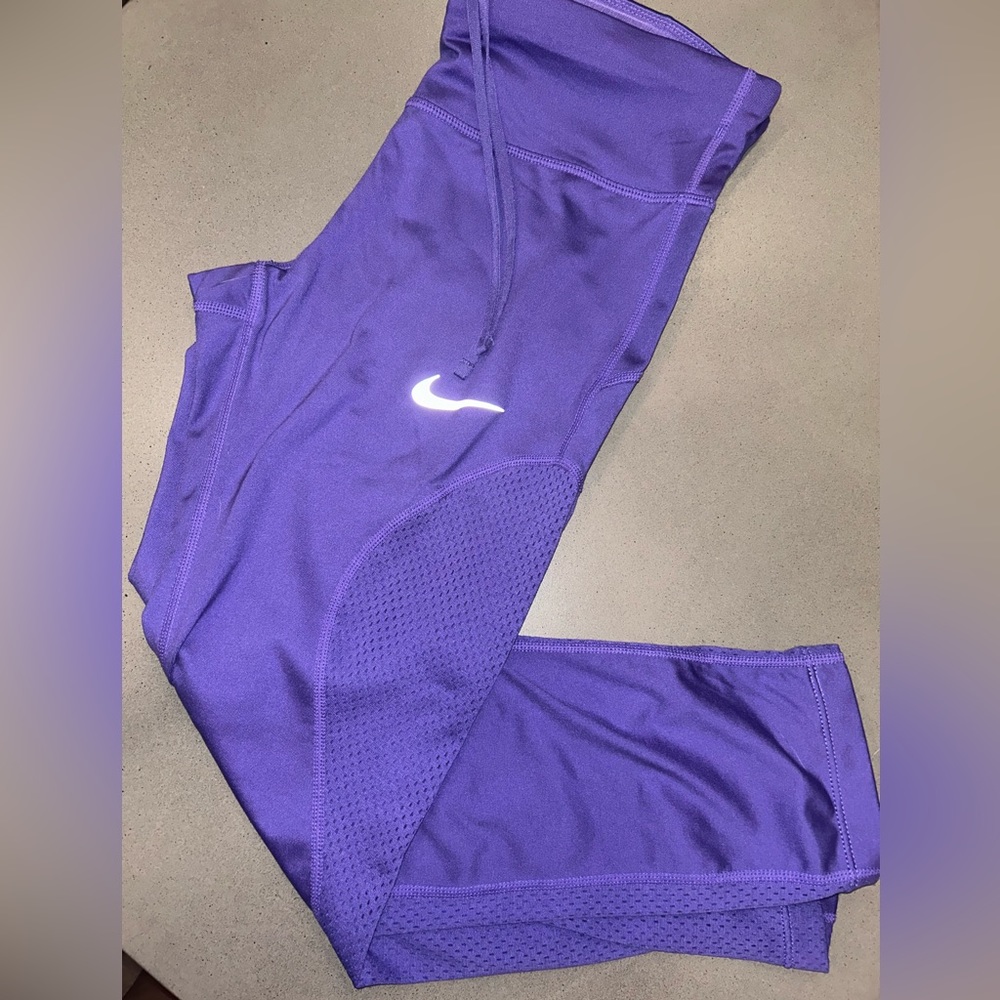 Nike Dri-Fit capri leggings -mesh from thigh to calve - Picture 5 of 6